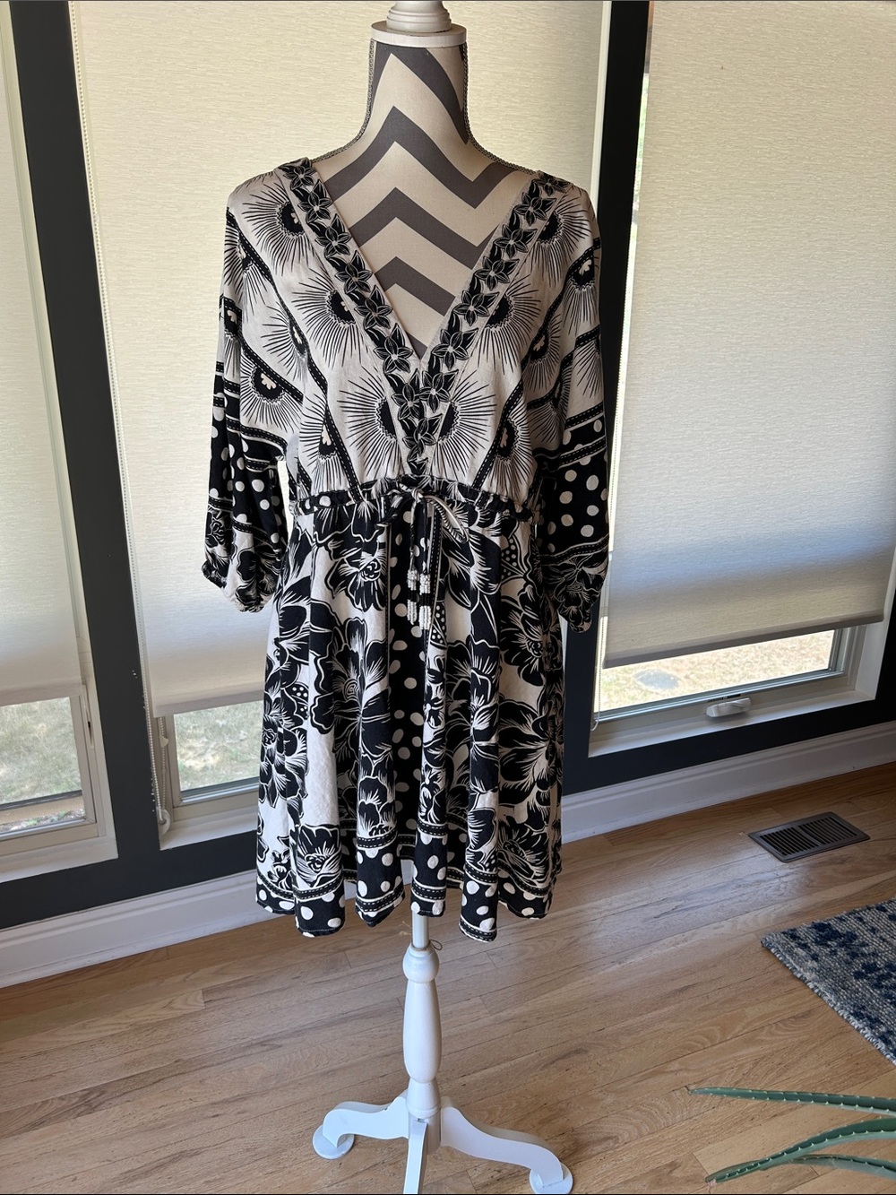 FARM Rio Black and White Floral V-Neck Mini Dress Size M